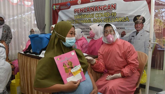 Pelaksanaan Vaksinasi Covid-19 bagi ibu hamil di Kabupaten Malang. (Foto : Bag Protokol dan Komunikasi Pimpinan Kabupaten Malang)
