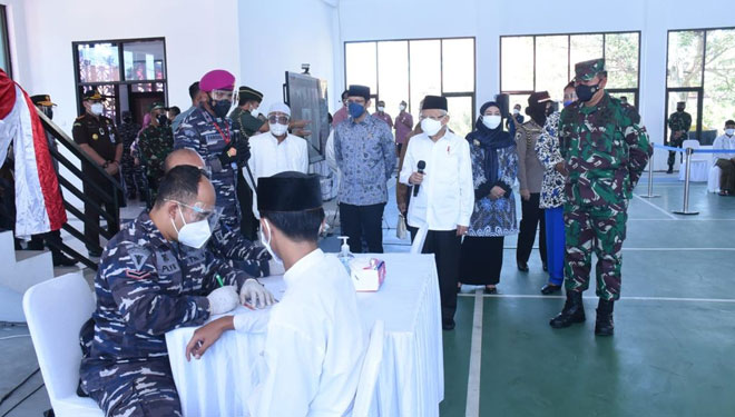 Wapres RI bersama Kasal meninjau serbuan vaksin di Pesantren An Nawawi Tanara, Serang, Banten, Kamis (16/9/2021). (foto: Puspen TNI)