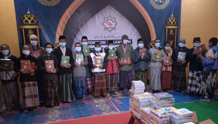 Yayasan Jumat Barokah Banjarnegara (JBB) serahkan bantuan 150 Mushaf Al Qur'an dan ratusan buku tulis kepada Ponpes Husnul Khatimah (FOTO : Heni Purwono for TIMES Indonesia)