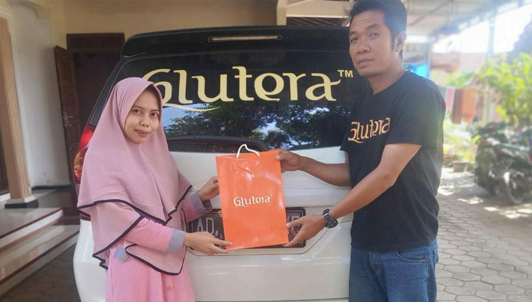 Murkino dan Nurya di depan mobil pertama glutera mereka. (Image: Glutera for TIMES Indonesia)