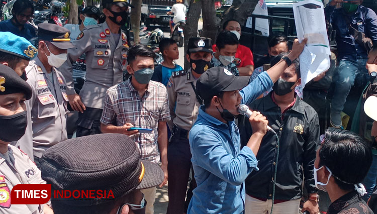 Sejumlah pemuda Dewan Aspirasi Rakyat Jawa Timur saat aksi unjuk rasa depan kantor Disdikbud Pamekasan.(Foto: Akhmad Syafi'i/TIMES Indonesia)