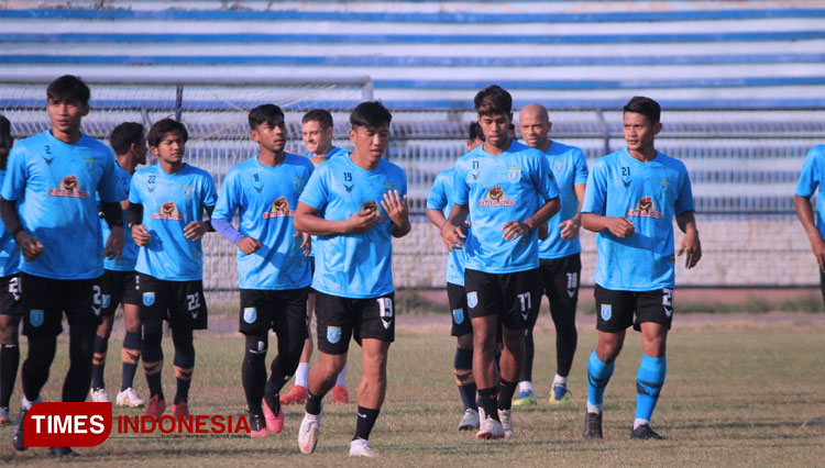 Para pemain Persela saat berlatih di stadion Surajaya Lamongan. (FOTO: MFA Rohmatillah/TIMES Indonesia)