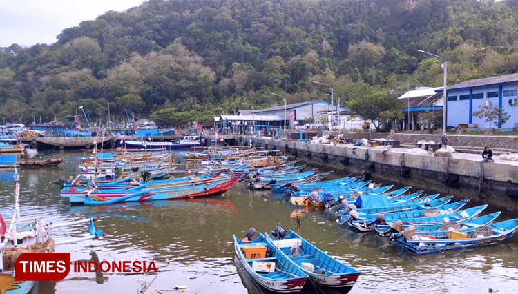 Aktivitas-nelayan-dan-perahu-yang-ditambatkan.jpg