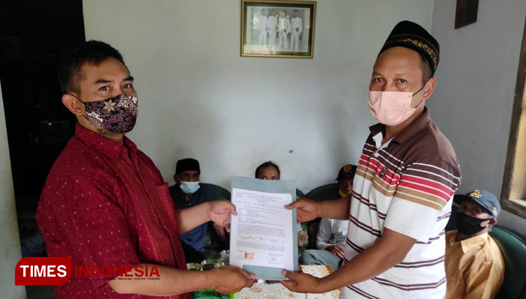 Tim Dosen FT Universitas Negeri Malang menyerahkan mesin penghalus kotoran ke kelompok tani. (Foto: Dok. FT UM for TIMES Indonesia)