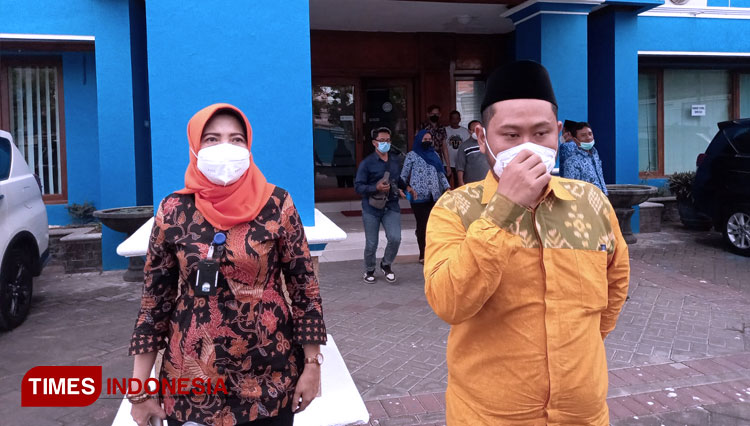 Bupati Gresik Fandi Akhmad Yani usai rapat di Kantor Perumda Giri Tirta (FOTO: Akmal/TIMES Indonesia).