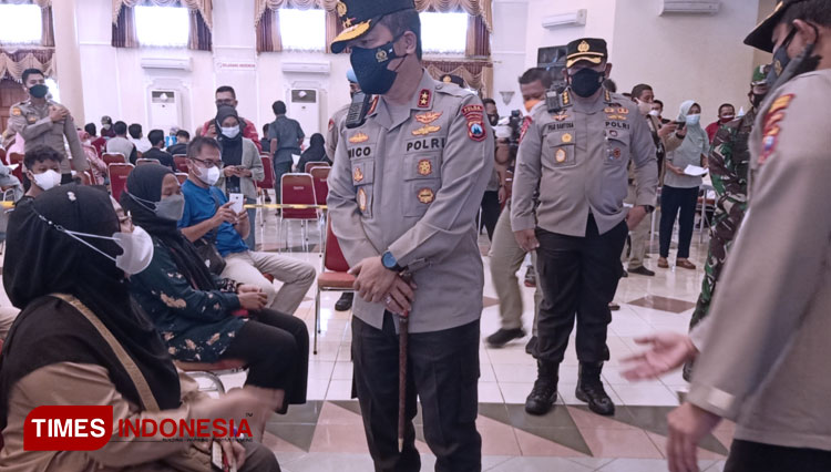 Kapolda Jatim Irjen Pol Nico Afinta saat menemui peserta vaksinasi di gedung Sasana Praja Ponorogo. (FOTO: Marhaban/TIMES Indonesia)