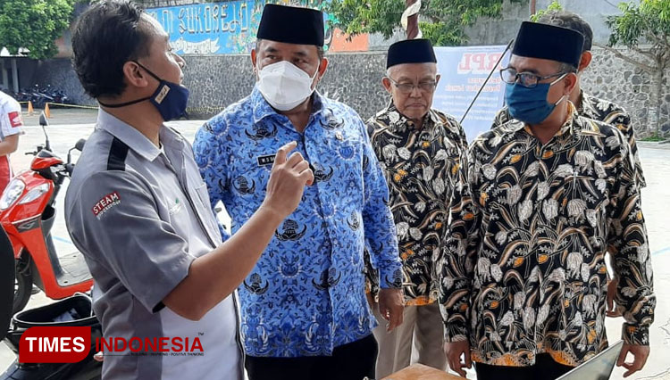 Kepala SMK PGRI 01 Sukorejo, Sunhadi saat menerangkan program barunya kepada Wabup Kendal, di SMK PGRI 01 Sukorejo, Jumat 17/9/2021 (Foto: Zamroni/TIMES Indonesia) 
