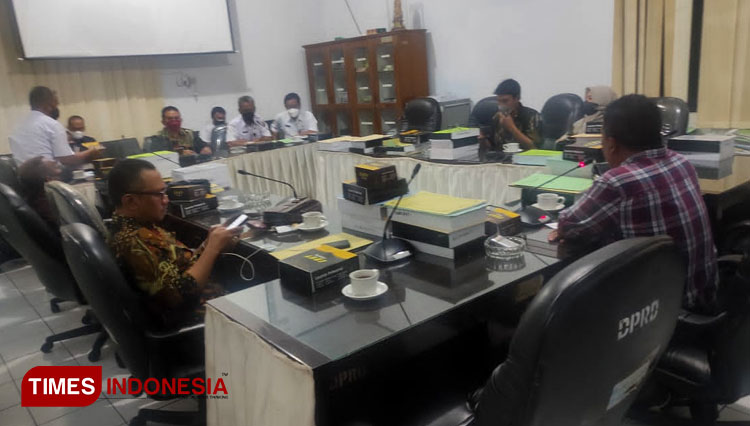 Komisi II DPRD Kabupaten Bondowoso saat memanggil pihak BNI untuk meminta keterangan terkait pencairan KUR porang. (FOTO: Moh Bahri/TIMES Indonesia)