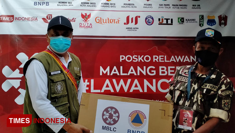 Kepala Satuan Koordinasi Cabang Banser Kota Malang Chilmi Wildan, saat menerima bantuan masker dari BNPB di Posko MBLC. (Foto: MBLC for TIMES Indonesia))