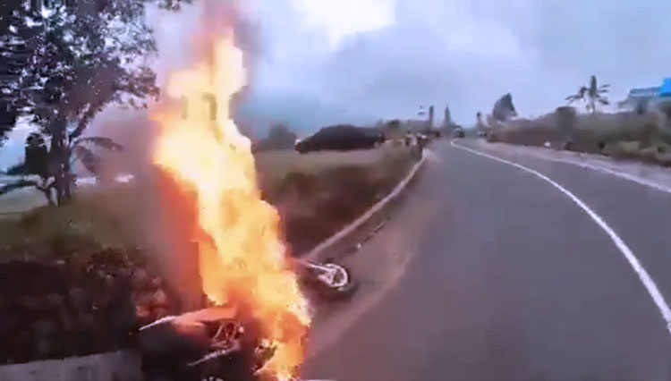 Video Viral, Moge Ducati Terbakar di Jalan Tanjakan Menuju Gunung Bromo