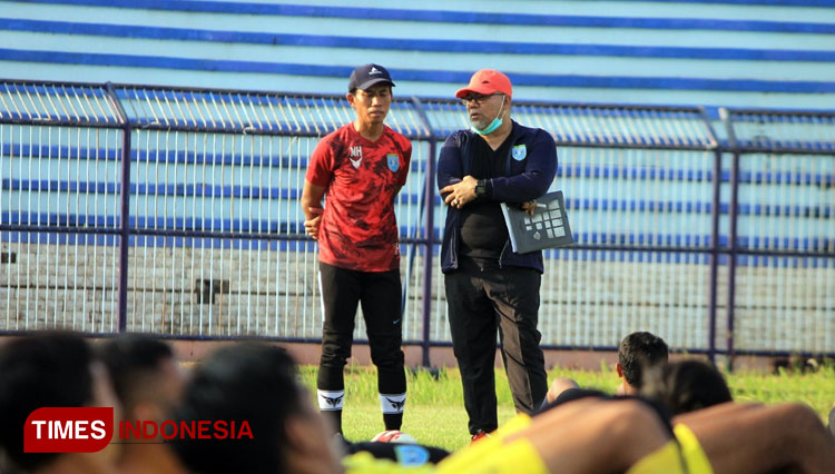 Pelatih Persela, Iwan Setiawan (hitam), berdiakusi dengan pelatih Kiper, Miftahul Hadi. (FOTO: MFA Rohmatillah/ TIMES Indonesia)