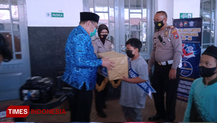 Penyerahan bantuan oleh Wakil Bupati Bondowoso kepada anak yatim yang orang tuanya meninggal akibat Covid-19 (FOTO: Moh Bahri/TIMES Indonesia)