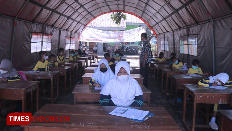 Tiga Ruang Kelas Ambruk, Siswa SDN 2 Cangkoak Kabupaten Cirebon Belajar di Luar Kelas