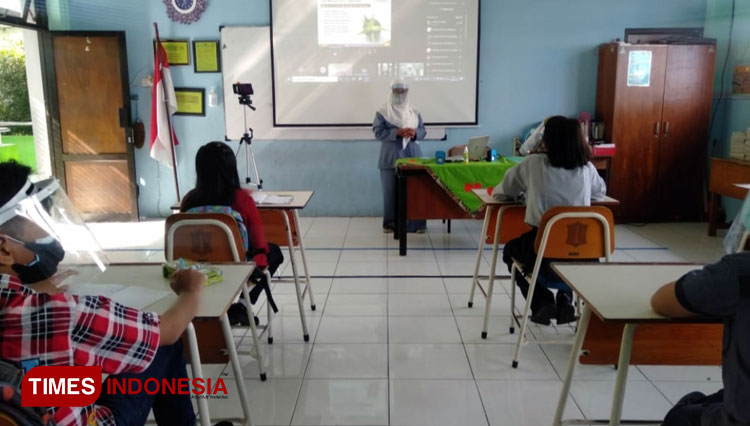 Siswa di Surabaya saat menjalani uji coba pembelajaran Tatap Muka secara terbatas pada 6 September 2021. (FOTO: Ammar Ramzi/Times Indonesia) 