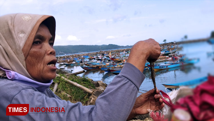 Sriyati, warga Tamperan, Kelurahan Sidoharjo, Pacitan saat diwawancarai (FOTO: Yusuf TIMES Indonesia)