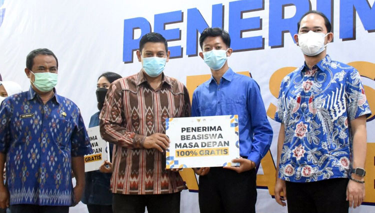 Wali Kota Kediri Serahkan Beasiswa Masa Depan kepada 50 Penerima
