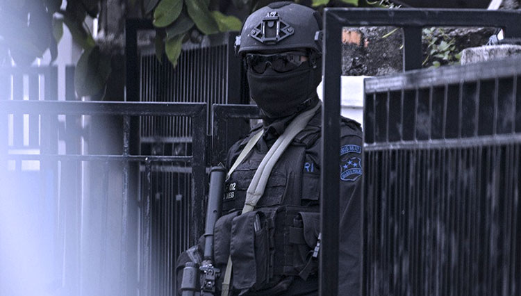 Petugas Densus 88 Antiteror Mabes Polri. Pada 17 September 2009, tim Densus 88 menembak mati gembong teroris Noordin M Top di Solo, Jawa Tengah. (ANTARA FOTO/Ariesanto)