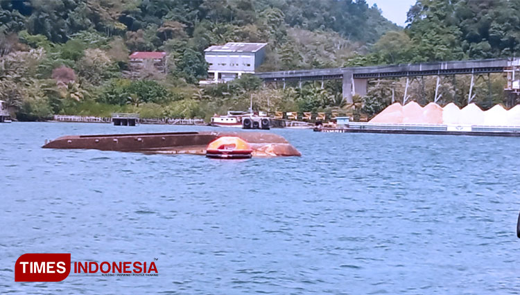 Kapal Pengayoman IV Terbalik di Segara Anakan, 2 meninggal, 5 selamat, juga angkut 2 dump truck untuk material bangun 3 lapas di Nusakambangan. (FOTO: Estanto Prima Yuniarto/TIMES Indonesia)