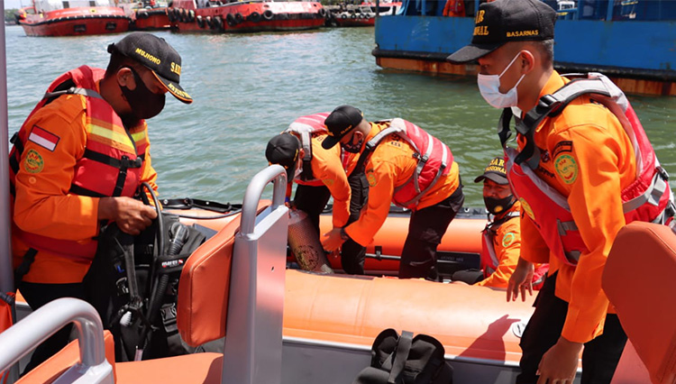 Proses evakuasi Kapal Penganyoman IV yang biasa bersandar dipenyebarangan tenggelam di Perairan Nusakambangan, Cilacap. (FOTO: Tangkapan layar)