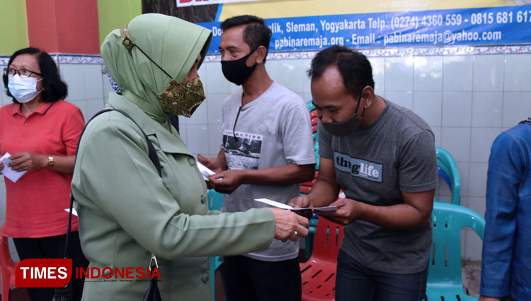 memberikan-bantuan-di-Panti-Asuhan-Bina-Remaja-Donoharjo-Jalan-Noto-Sukardjo.jpg