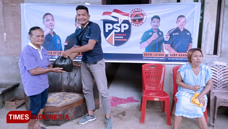 menyalurkan-sembako-bagi-warga-desa-Darame-Morotai-2.jpg