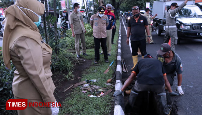 Wali Kota Malang, Sutiaji saat melakukan sidak di kawasan Jl Soekarno-Hatta usai dilanda banjir. (Foto: Dok. TIMES Indonesia)