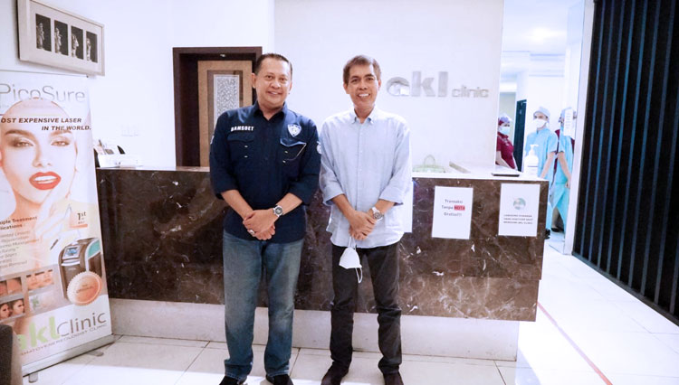 Ketua MPR Ro Bambang Soesatyo bersama pemilik AKL Clinic Dr. dr. Ketut Kwartantaya di Bali,  Sabtu (18/9/2021). (FOTO: Dok: TIMES Indonesia)