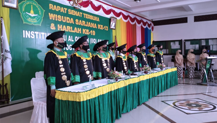 Prosesi Wisuda IIQ An Nur yang digelar secara offline .(Foto: Humas IIQ An Nur)