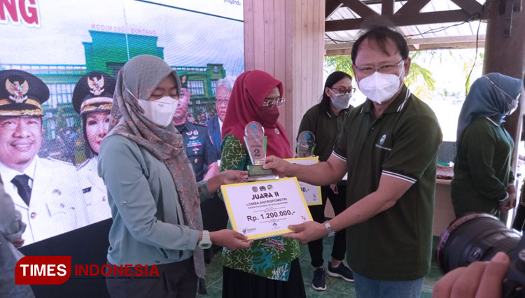 GM Internal Controller PT KPI, Sapto Haryo Prasetyo menyerahkan hadiah kepada salah satu pemenang lomba (Foto: Kusnadi/TIMES Indonesia)