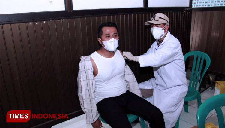 Ketua DKC Garda Bangsa Kabupaten Bondowoso, Muhammad Shohib saat menerima vaksin Covid-19 (FOTO: Moh Bahri/TIMES Indonesia).