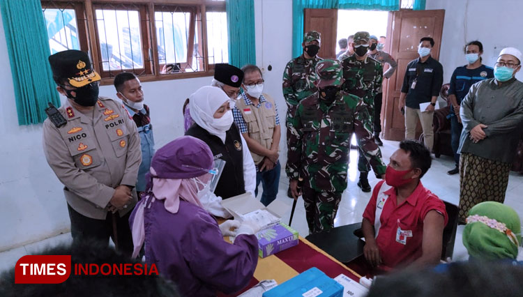 Forkopimda Jatim ketika meninjau Vaksinasi di IAI Al Qolam Kabupaten Malang, Sabtu (18/9/2021). (FOTO: Humas Polres Malang for TIMES Indonesia).