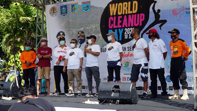 The locals gathered at Senggigi before beach cleaning due to World Cleanup Day 2021. (Photo: The Tourism Department of West Lombok)