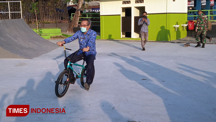 Bupati Bantul Abdul Halim Muslih ketika mencoba lintasan sepeda BMX yang ada di Taman Milenial. (FOTO: Totok Hidayat/TIMES Indonesia)