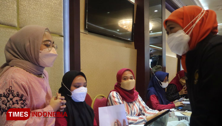 Gubernur Jatim Khofifah saat meninjau pendataan Tim PCare Vaksin di Golden City Mall Surabaya, Minggu (19/9/2021). (Foto: Lely Yuana/TIMES Indonesia) 
