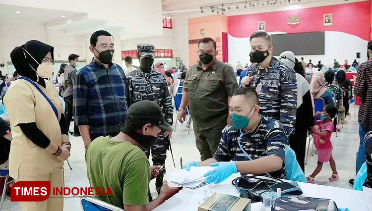 Rektor IPDN, Dr. Hadi Prabowo M.M. saat meninjau gebyar vaksinasi Covid-19 di Gedung Balairung Rudini Kampus IPDN Jatinangor, Sabtu (18/9/2021). (FOTO: Humas IPDN for TIMES Indonesia)