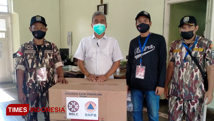 Ketua Majelis Agung GKJW Malang Raya, Pdt Tjondro Firmanto Gardjito S.Th saat menerima bantuan masker BNPB yang didistribusikan MBLC. (Foto : MBLC for TIMES Indonesia).
