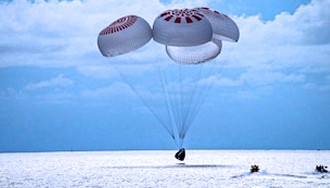 Kuartet astronot dari warga sipil yang baru dibentuk ikut misi SpaceX Inspiration4 akhirnya dengan aman mendarat dengan kapsul Crew Dragon SpaceX di lepas pantai Kennedy Space Center, Florida, AS 18 September 2021. (FOTO :Reuters)