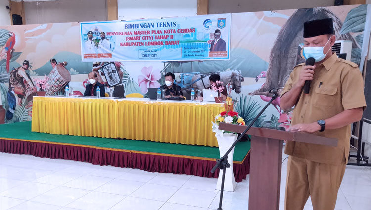 Kepala Dinas Kominfotik Lombok Barat, Ahad Legiarto saat memberi kata sambutan dalam acara Bimbingan Teknik tahap II Penyusunan Master Plan Gerakan menuju Smart City.(Foto: Dinas Kominfo Lombok Barat)