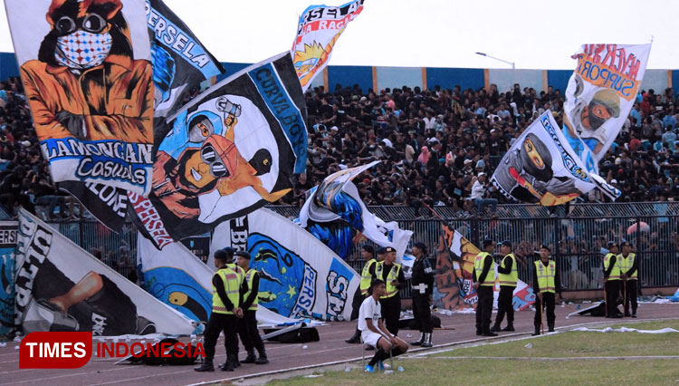 Anggota-Curva-Boys-saat-mendistribusikan-paket-sembako-kepada-nelayan-2.jpg