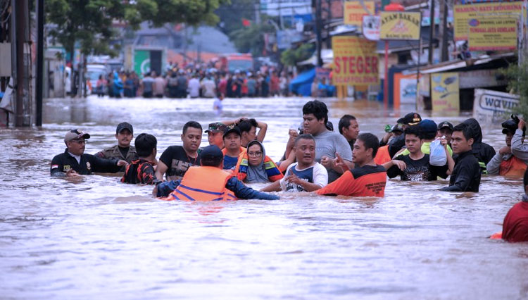 Petugas BPBD Tangerang saat mengevakuasi warga yang terjebak banjir. BMKG memprediksi hujan deras berpotensi sebabkan banjir akan terjadi di beberapa wilayah pada Senin (20/9/2021) hari ini (FOTO: antaranews)