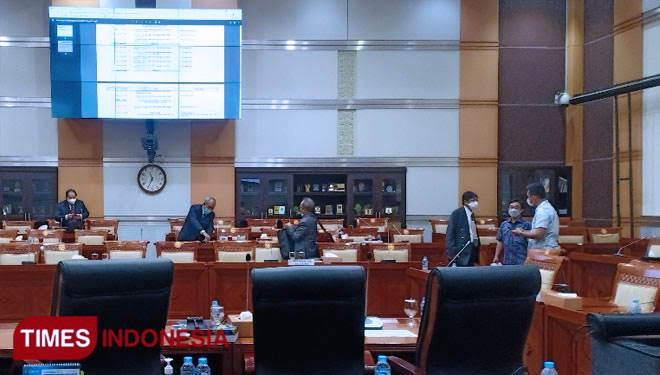 Ke-11 Calon Hakim Agung (CHA) meninggalkan ruangan Rapat Komisi III usai mengikuti tahap awal seleksi yang mengagendakan pembuatan makalah, Jumat 17 September 2021 (FOTO: Sumitro/TIMES Indonesia)