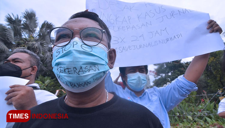 Jurnalis se-Surabaya saat menggelar aksi Solidaritas Penganiyaan Jurnalis Tempo di Surabaya, Senin (29/3/2021). (FOTO: Dok. TIMES Indonesia).