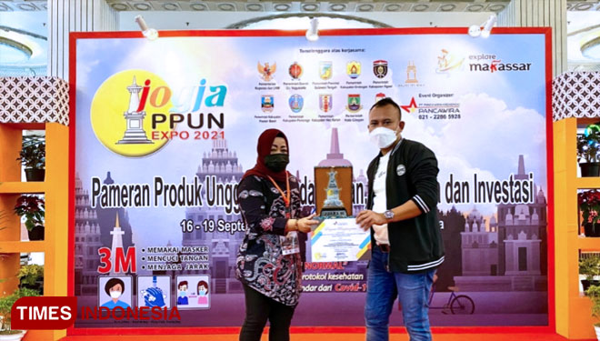 Kasi Promosi dan Kerjasama Disbudparpora Ponorogo Benarpendyah Rawitri terima penghargaan dari Panitia Jogja Ekspo 2021 sebagai juara 3 stand terbaik. (FOTO: Bimbing/TIMES Indonesia)