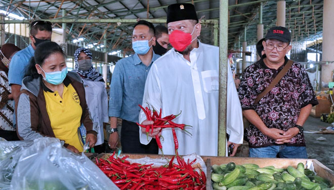 Ketua DPD RI saat meninjau Pasar Induk Puspa Agro di Sidoarjo, Jawa Timur, beberapa waktu lalu (FOTO: DPD RI).