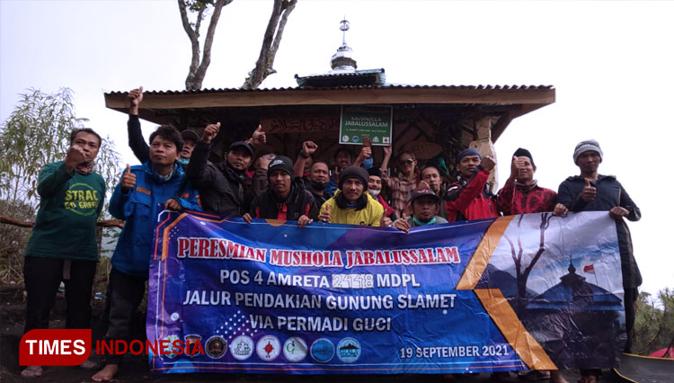 Perwakilan Permadi meresmikan Mushola Jabalussalam Pos 4 Jalur pendakian Permadi, Gunung Slamet, Kabupaten Tegal. (FOTO: Andi Febriyanto For Times Indonesia)