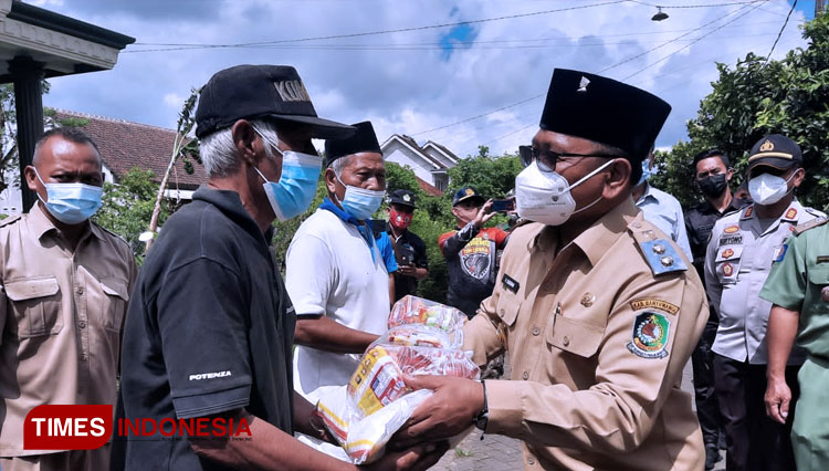 Wakil Bupati Banyuwangi, Pakde Sugirah memberikan bantuan kepada korban angin puting beliung di Banyuwangi. (FOTO: Agung Sedana/ TIMES Indonesia)