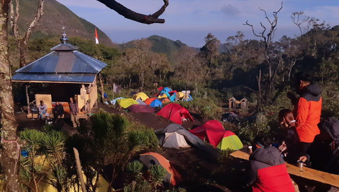 Perwakilan Humas Polres Tegal Polda Jateng ikuti pendakian hingga Pos 4 lokasi tempat ibadah jelang Puncak Gunung Slamet. (Foto: Andi For TIMES Indonesia)