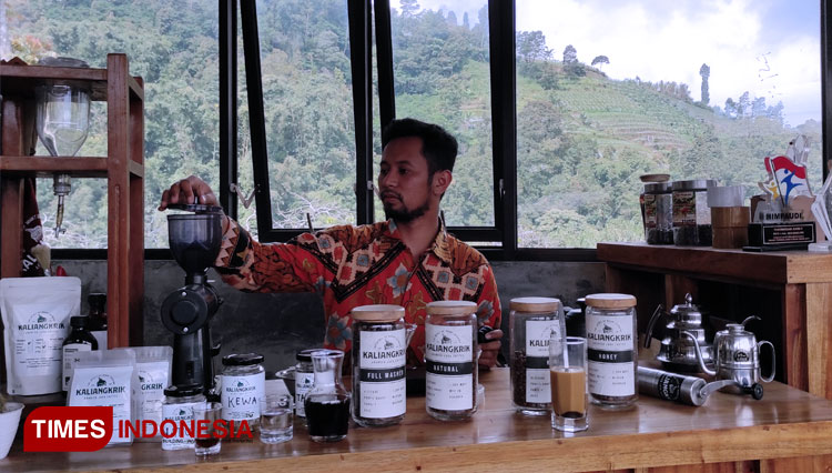 Proses penyeduhan kopi oleh pemilik pada Minggu (19/92021) (FOTO: Agum Ario/TIMES Indonesia)