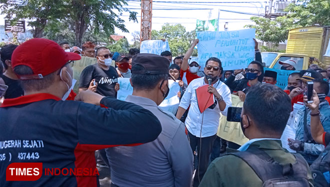 Puluhan Pegiat Anti Korupsi dan masyarakat melakukan aksi demonstrasi di kantor Kejaksaan Negeri Kabupaten Probolinggo.(Foto: Dicko W/TIMES Indonesia)