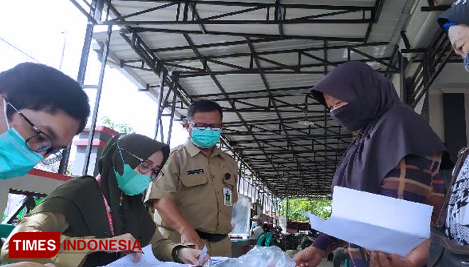 Kepala Puskesmas Wangon 1, dr. Haryo Saloka saat memantau dan memberi himbauan langsung tentang prokes dan vaksinasi pada salah satu warga.(FOTO: Sutrisno/TIMES Indonesia)